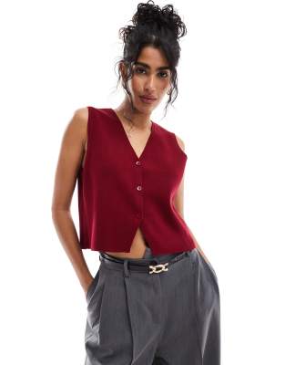 knit compact v neck vest in burgundy-Red