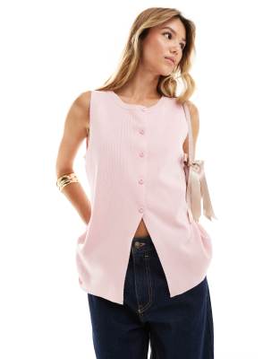 knit crew neck vest with front slit in pink