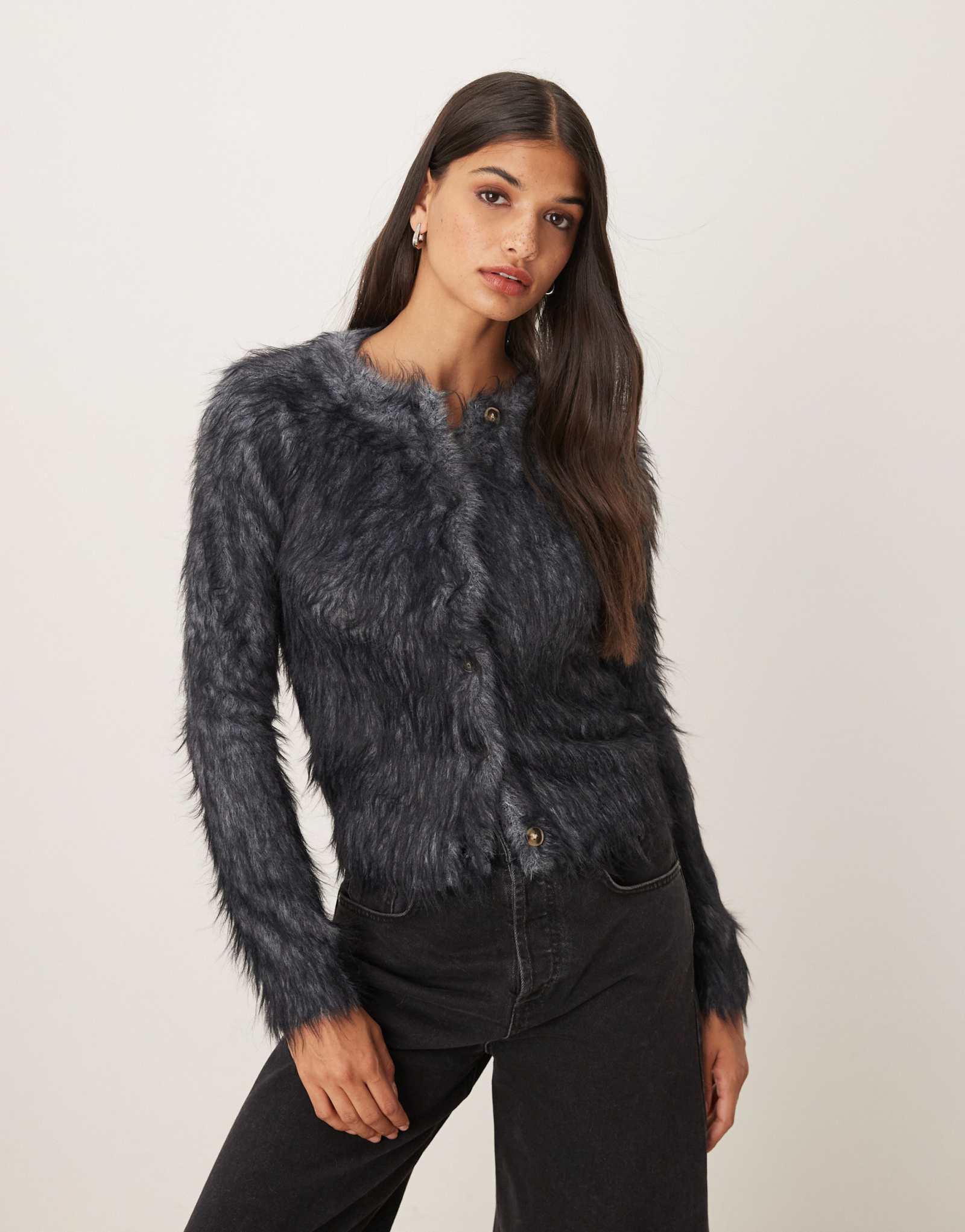 ДИЗАЙНЕРСКИЙ вязаный кардиган ASOS с экстремальными ресницами аккуратного кроя серого цвета