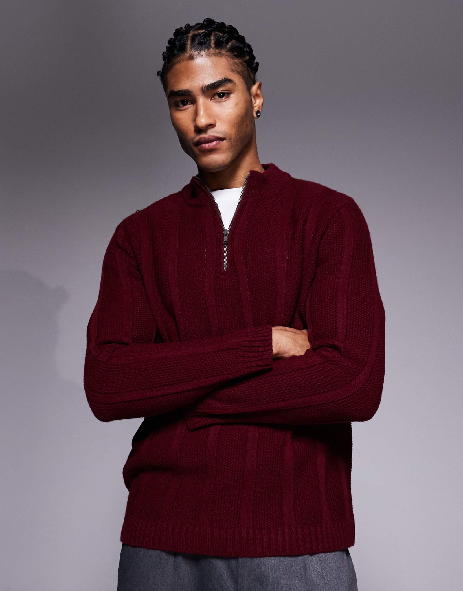 Дизайнерский вязаный свитер ASOS с воронкообразным вырезом и застежкой-молнией в бордовую полоску
