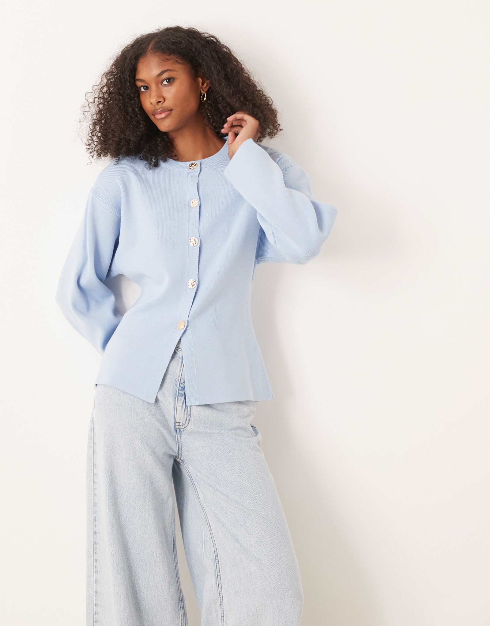 Вязаный кардиган ASOS DESIGN со структурированным круглым вырезом и золотыми пуговицами синего цвета