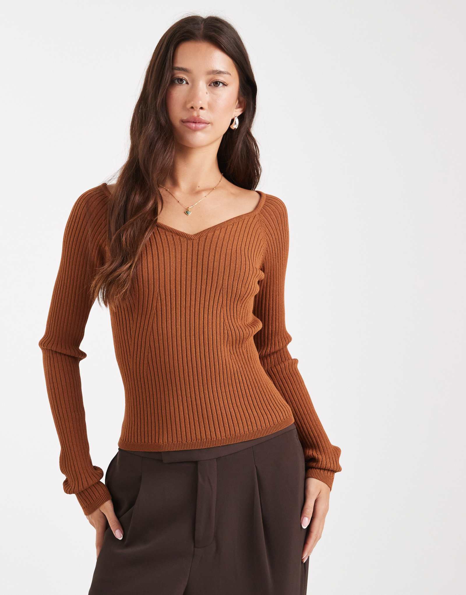 Дизайнерский трикотажный топ ASOS со структурированным V-образным вырезом цвета ириски