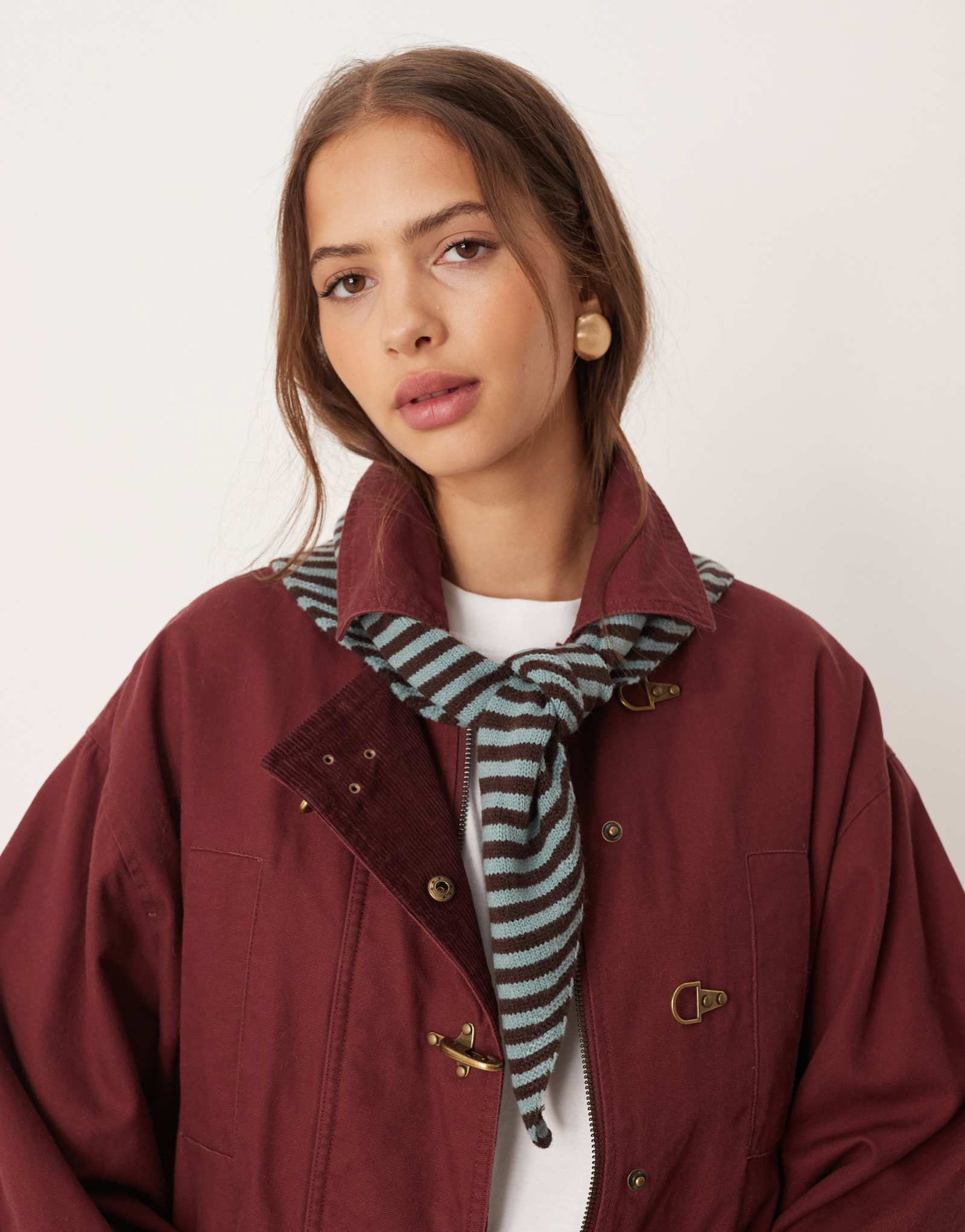 Дизайнерский вязаный треугольный шарф ASOS в синюю и шоколадную полоску