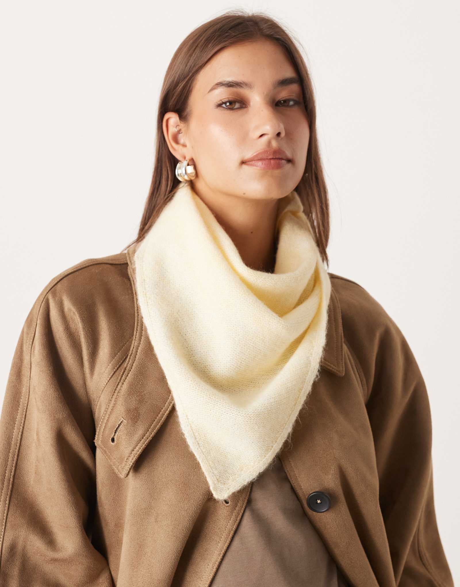 Вязаный треугольный шарф ASOS DESIGN в молочно-желтом цвете