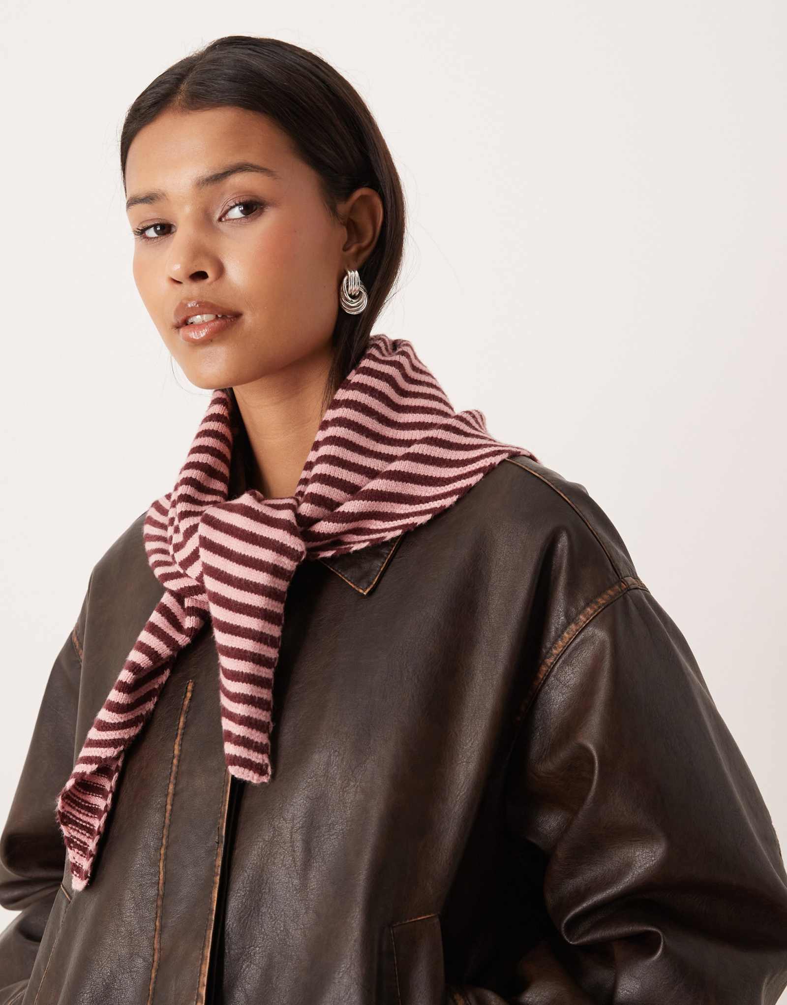 Дизайнерский вязаный треугольный шарф ASOS в розовую и бордовую полоску