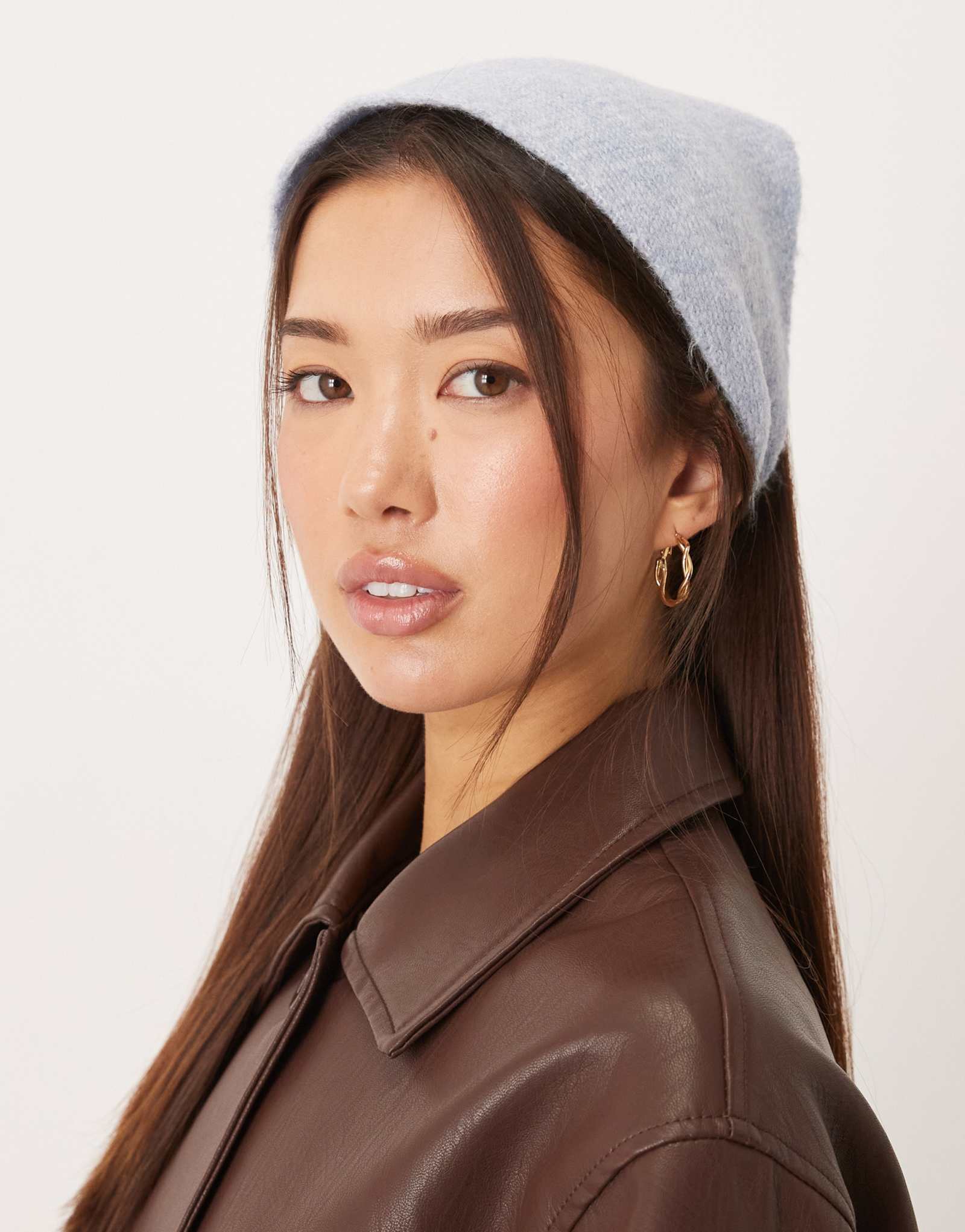 Широкая вязаная повязка на голову ASOS DESIGN светло-голубого цвета