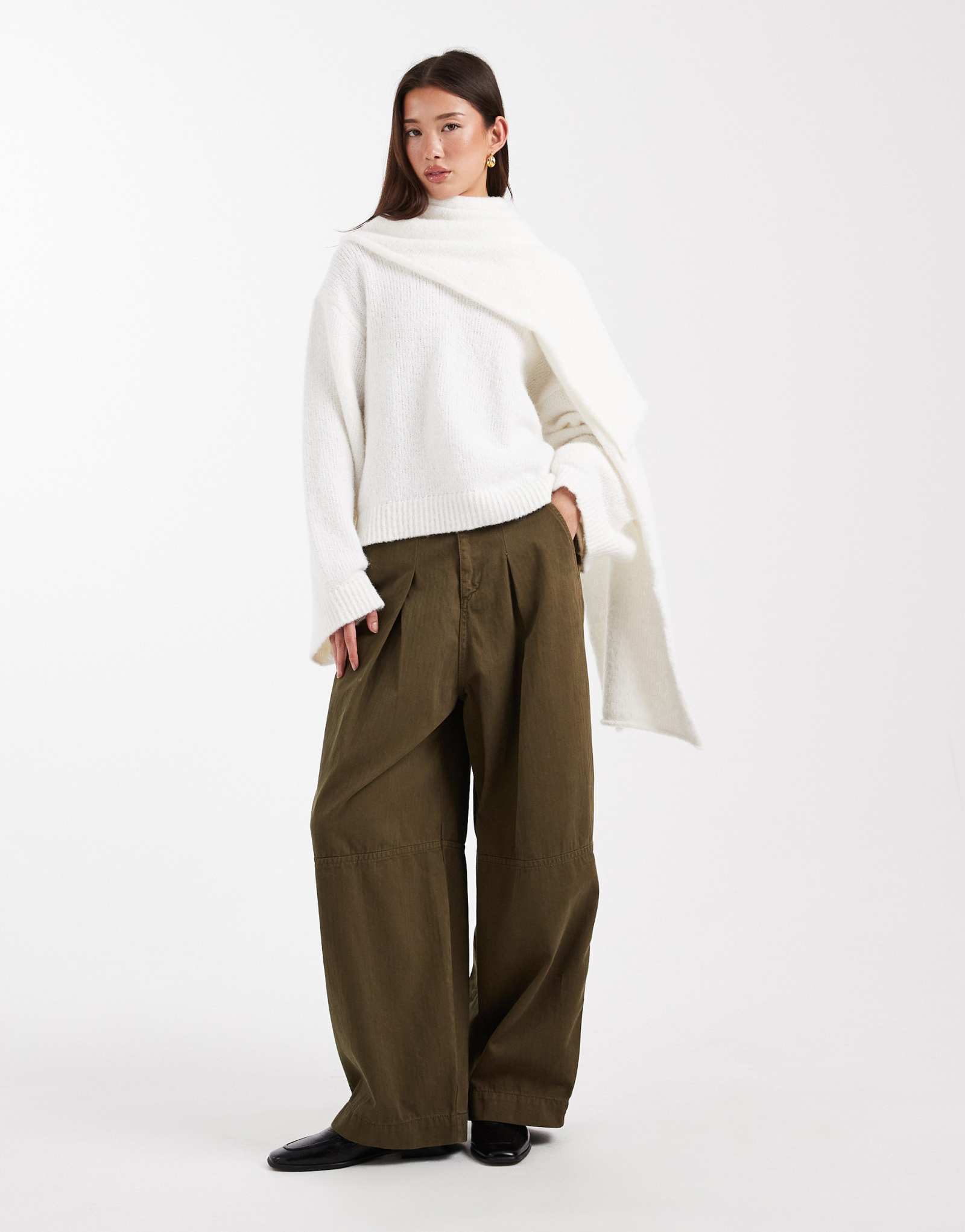 ДИЗАЙНЕРСКИЙ свитер из полушерстяной пряжи ASOS DESIGN с прикрепленным шарфом кремового цвета