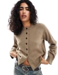 [ASOS DESIGN] ASOS DESIGN knitted crew neck cardigan with contrast buttons and split hem in mocha-Brown L Mocha