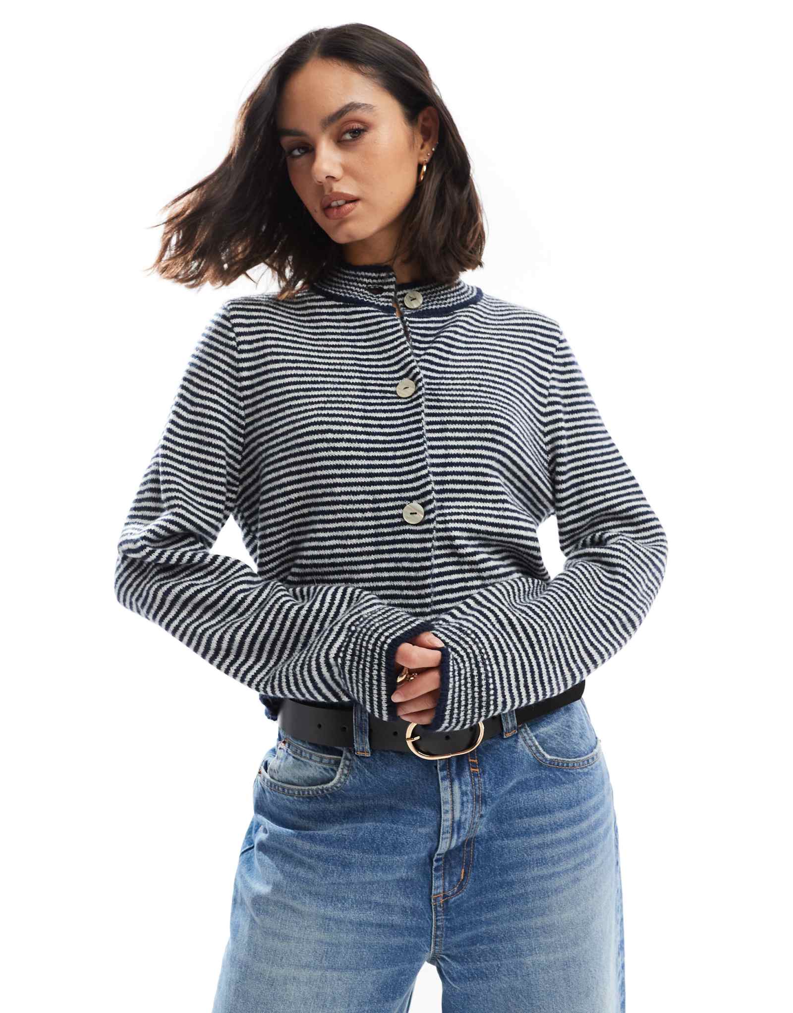 Дизайнерский вязаный кардиган с круглым вырезом от ASOS в темно-синюю и бежевую полоску