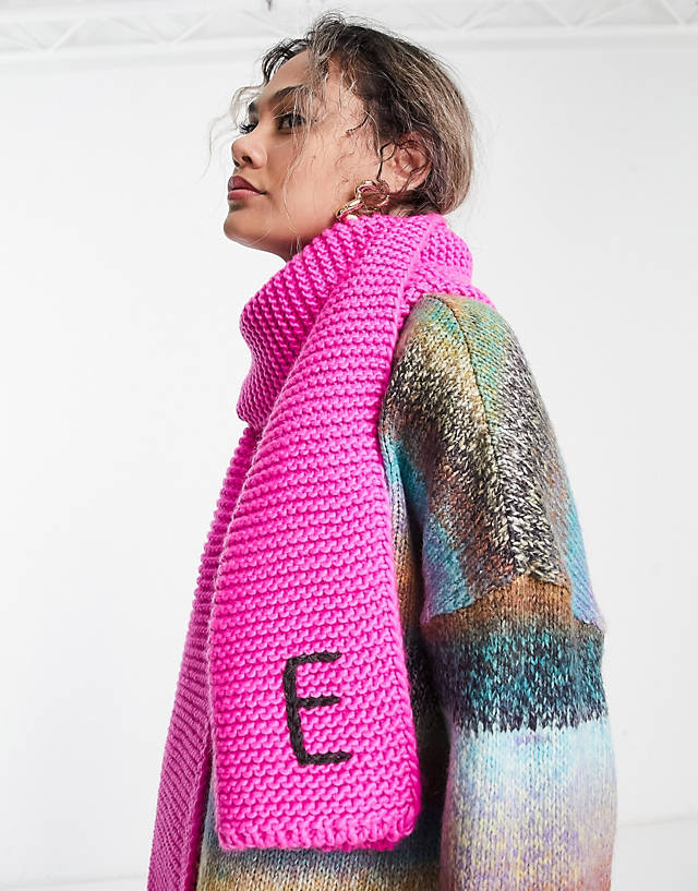 ASOS DESIGN - knitted monogram scarf with e initial in pink