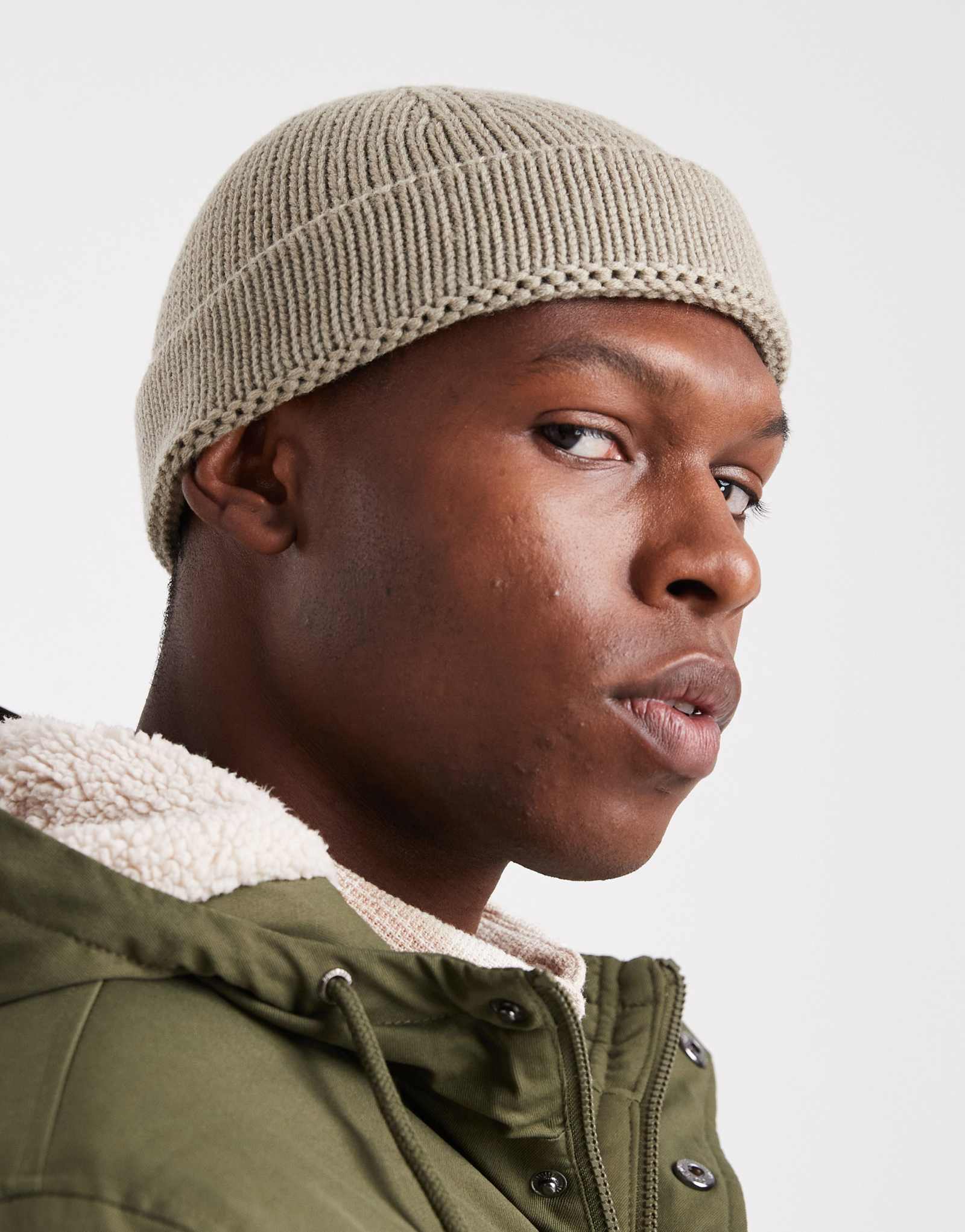 Дизайнерская вязаная мини-рыбацкая шапочка в рубчик от ASOS нейтрального цвета