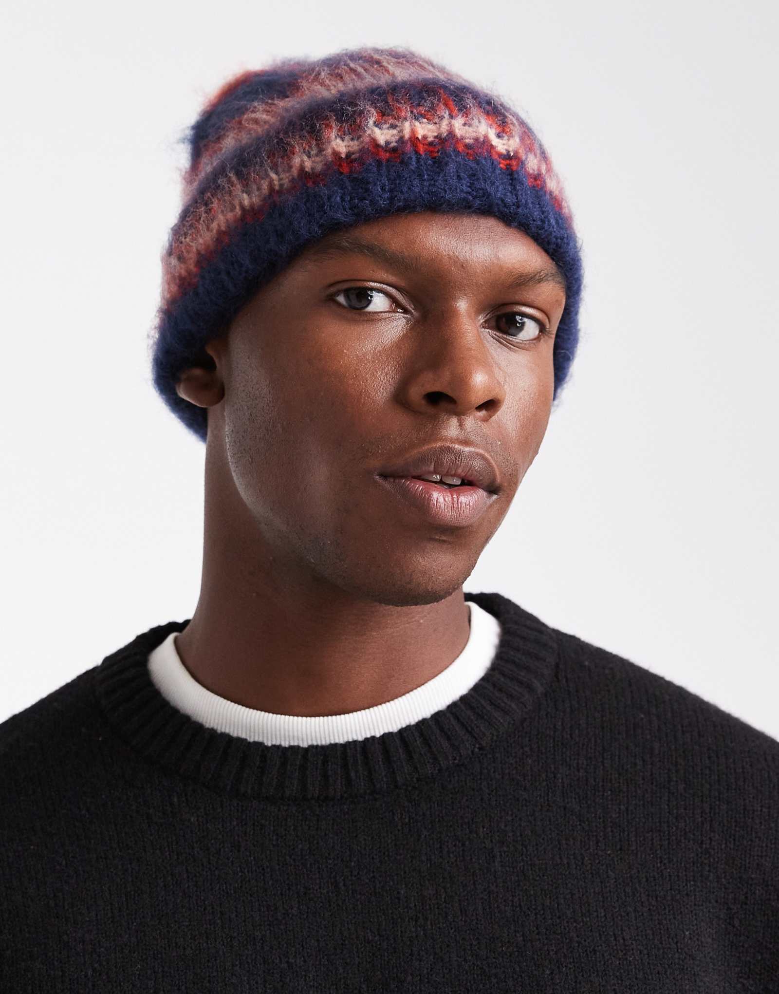 Дизайнерская вязаная шапочка в полоску ASOS темно-синего и красного цветов