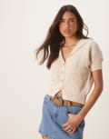 [ASOS DESIGN] ASOS DESIGN knitted structured collar short sleeve cardigan with gold buttons in cream-White M Cream