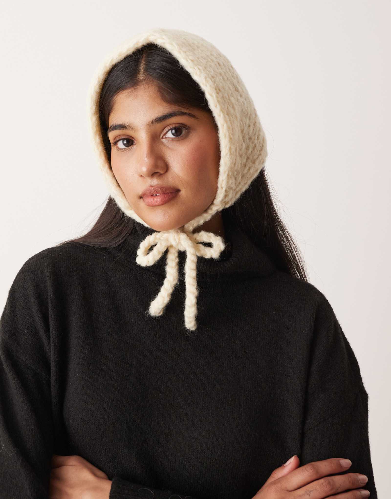 Вязаная треугольная шляпка ASOS DESIGN с завязками кремового цвета