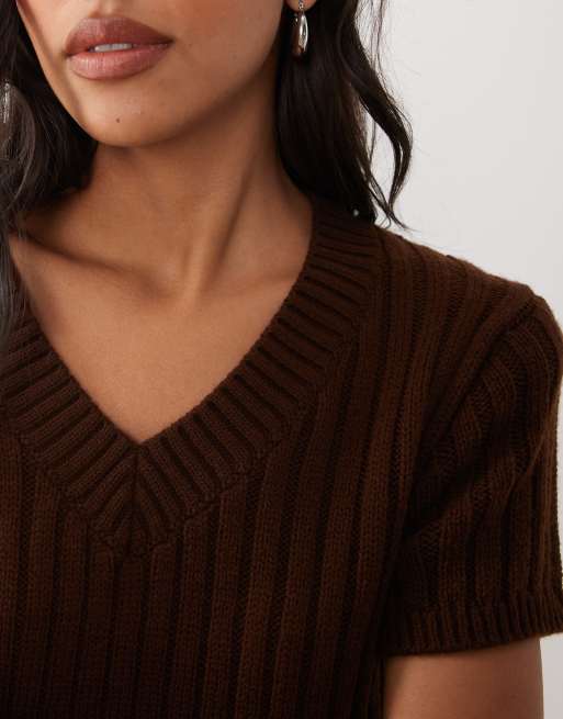 ASOS DESIGN knitted v neck short sleeve top with curved hem in chocolate brown, 3 of 4