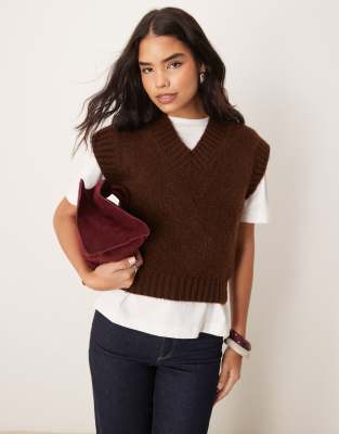 knitted v neck vest in chocolate-Brown