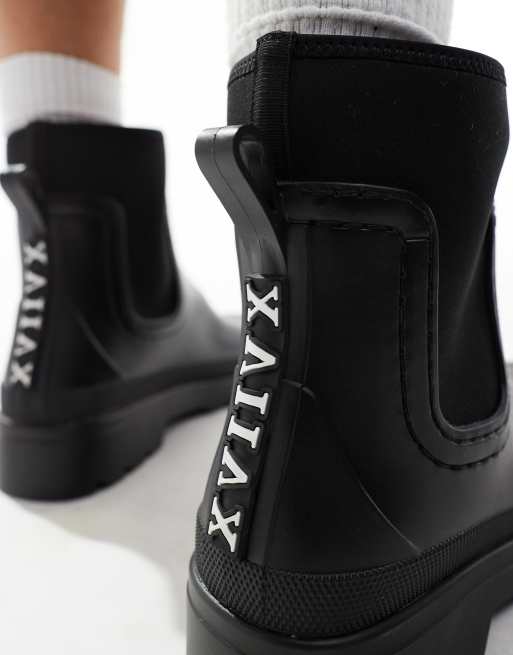 ASOS DESIGN – Knöchelhohe Gummistiefel aus schwarzem PU mit römischen Ziffern, 2 von 4
