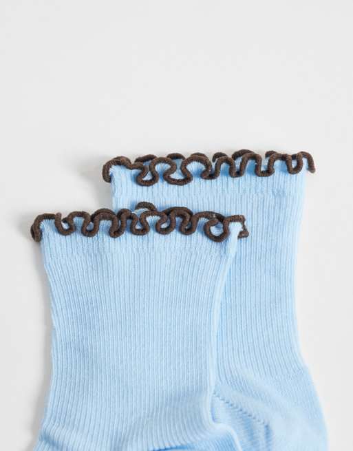 ASOS DESIGN – Knöchelhohe Socken in Hellblau mit braunem, farblich abgesetztem Rüschenbesatz, 2 von 3