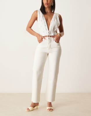 ASOS DESIGN - Knöchellange, gerade geschnittene Jeans aus Comfort Stretch in Ecru-Weiß