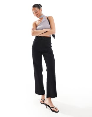 ASOS DESIGN - Knöchellange, gerade geschnittene Jeans in reinem Schwarz