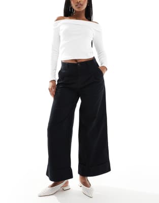 ASOS DESIGN - Knöchellange Hose in gebürstetem Schwarz mit weitem Bein und Umschlag-Marineblau