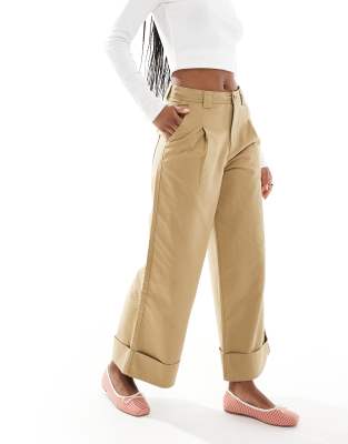 ASOS DESIGN - Knöchellange Hose in gebürstetem Steinbeige mit weitem Bein und Umschlag-Grün