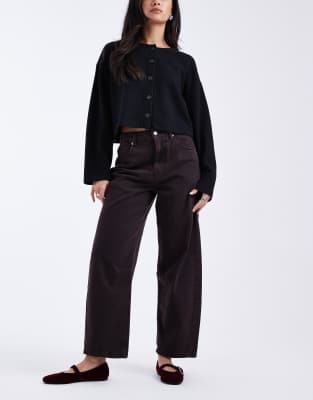 ASOS DESIGN - Knöchellange Jeans in Burgunderrot mit abgerundetem Beinschnitt und elastischer Taille