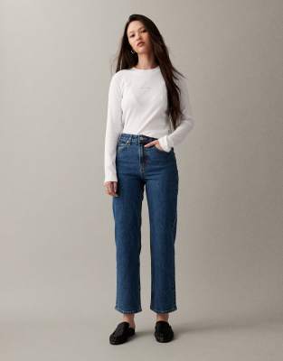 ASOS DESIGN - Knöchellange Jeans in dunkler mittelblauer Waschung mit geradem Schnitt und Comfort-Stretch