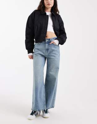 ASOS DESIGN - Knöchellange Jeans in heller Waschung mit hohem Bund und geradem, weitem Bein-Blau