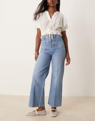 ASOS DESIGN - Knöchellange Jeans in heller Waschung mit Knöpfen vorne-Blau