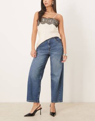 ASOS DESIGN - Knöchellange Jeans in mittlerer Waschung mit verstellbarem Bund und abgerundetem Beinschnitt-Blau