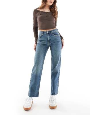 ASOS DESIGN - Knöchellange Jeans in Vintage-Waschung mit geradem Schnitt und Comfort-Stretch-Blau