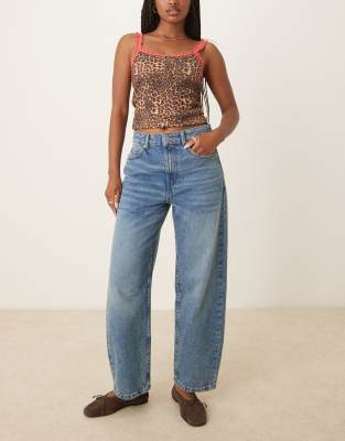 ASOS DESIGN - Knöchellange Jeans in Vintage-Waschung mit Taillenschnalle und abgerundetem Beinschnitt-Blau