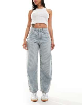ASOS DESIGN - Knöchellange Jeans mit Streifen, Taillenschnalle und abgerundetem Beinschnitt-Blau