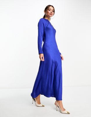 ASOS DESIGN – Kobaltowa atłasowa sukienka maxi cięta ze skosu z ozdobnymi guzikami