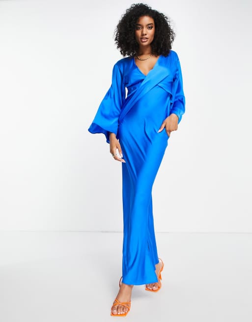 ASOS DESIGN – Kobaltowa satynowa sukienka midi z drapowanym przodem i rozkloszowanymi rękawami