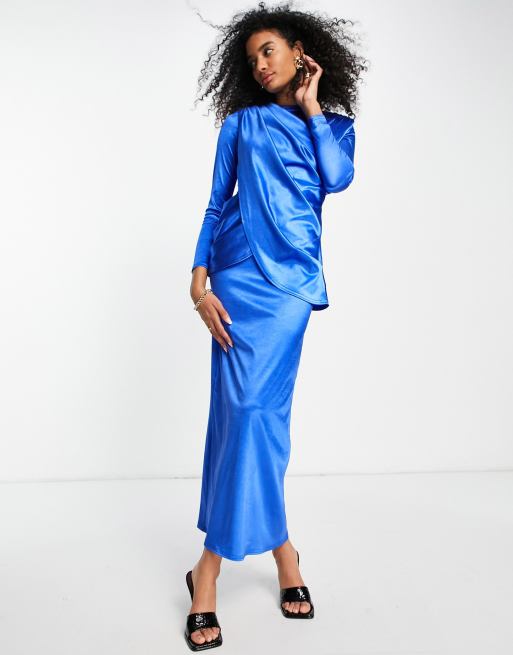 ASOS DESIGN – Koboltblå draperande maxiklänning i satin med axelvaddar och långa ärmar