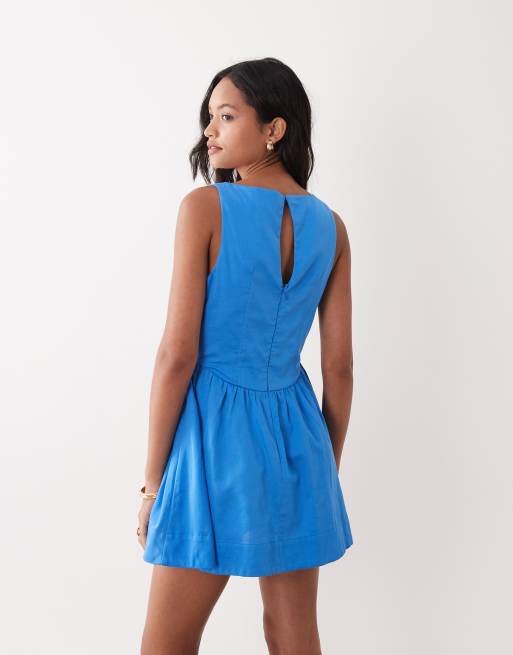 ASOS DESIGN – Koboltblå, kort sundress med v-ringning, markerad midja och dekorativ söm, 3 av 4