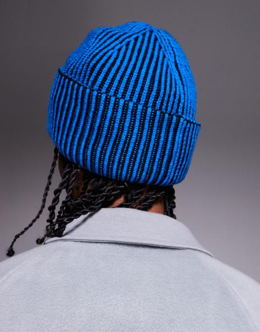 ASOS DESIGN – Koboltblå, ribbstickad mössa med kontrasterande design, 2 av 3