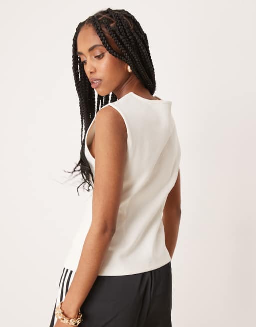 ASOS DESIGN - Kokoshvid top med knapper, markante skuldre og interlock-sømme, 3 af 4