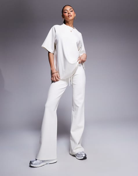 ASOS DESIGN – Kokosvitt set med interlocksömmar med utsvängda mjukisbyxor och t-shirt - view 1