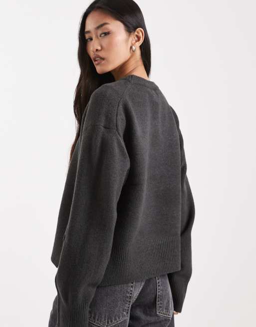 ASOS DESIGN - Koksgrå firkantet striktrøje med rund hals og sideslids, 3 af 4