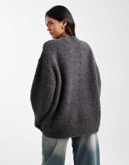 ASOS DESIGN - Koksgrå og oversized striktrøje i bouclé med buet kant forneden, 3 af 4