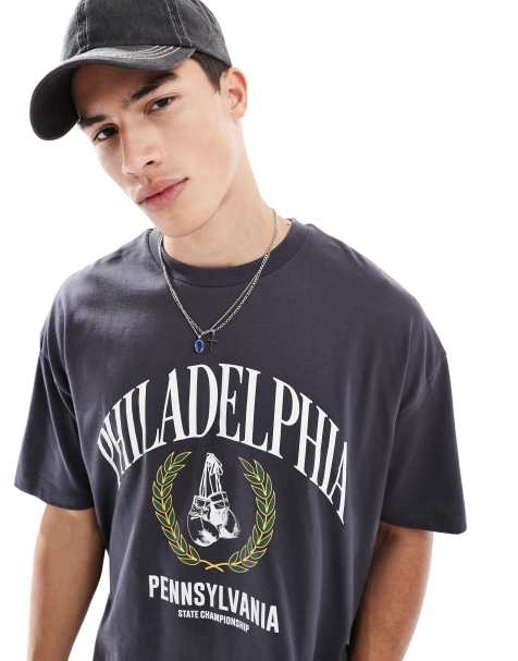 ASOS DESIGN - Koksgrå oversized T-shirt med grafisk sportsprint i firkantet pasform - view 1
