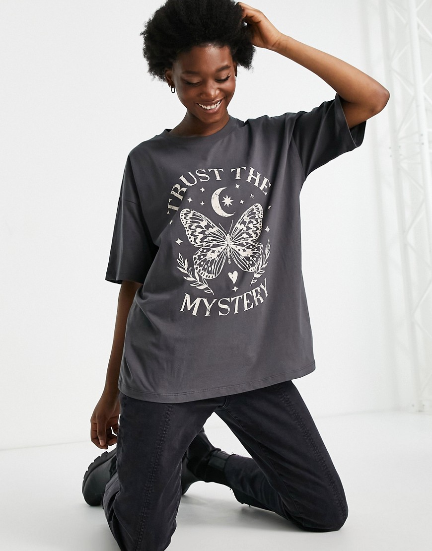 ASOS DESIGN - Koksgrå oversized T-shirt med sommerfuglegrafik