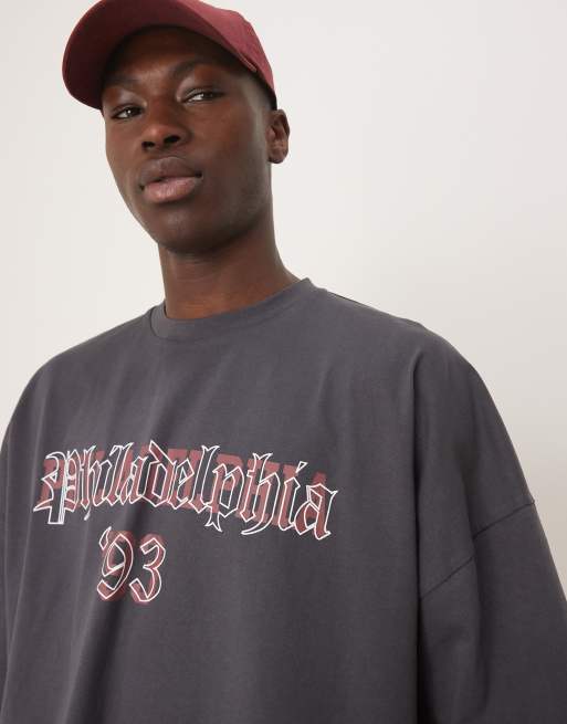 ASOS DESIGN - Koksgrå oversized T-shirt med sportsprint i kraftigt stof på 240 gsm-stof i firkantet pasform