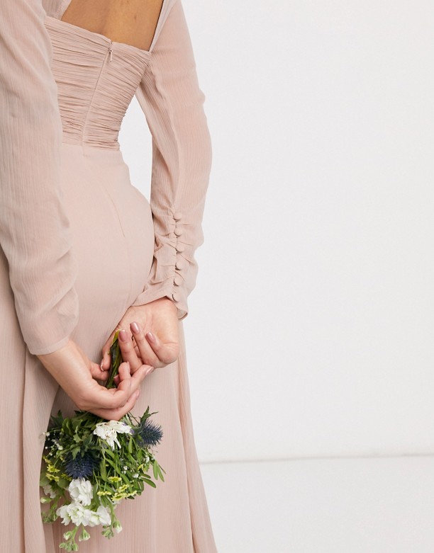  Duża Obniżka ASOS DESIGN – Koktajlowa sukienka maxi marszczona w talii z długim rękawem i plisowaną spÓdnicą Brzoskwiniowy