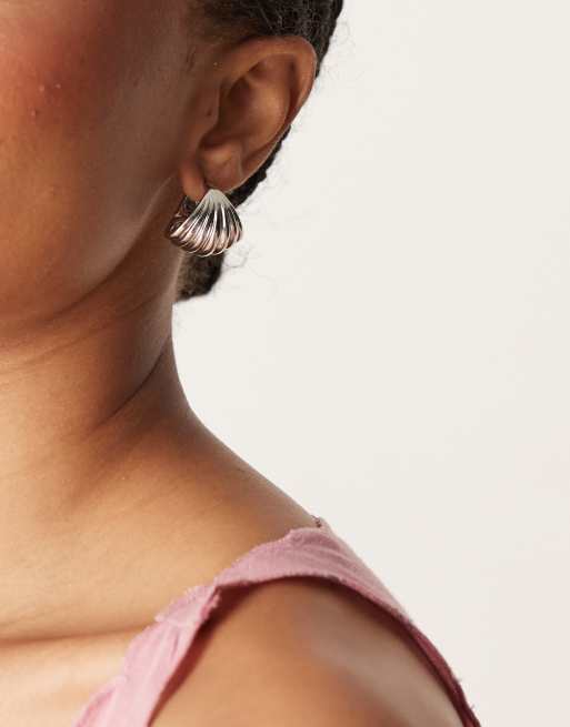 ASOS DESIGN – Kolczyki-koła w odcieniu srebra z motywem wachlarza