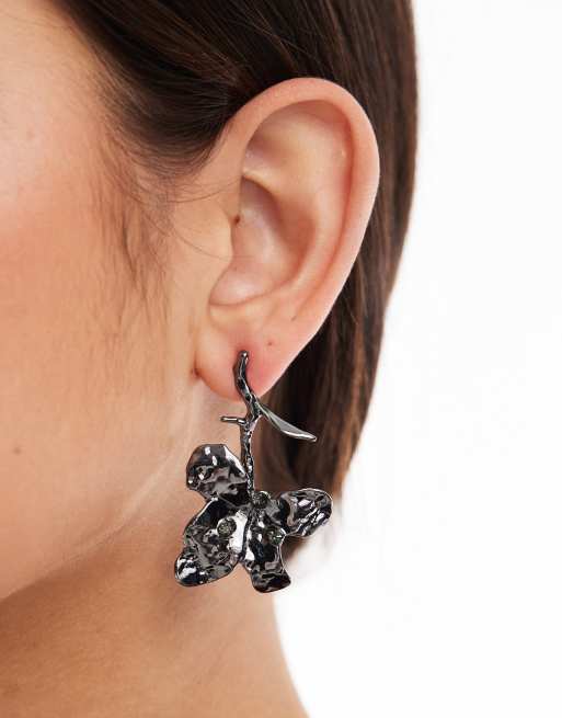 ASOS DESIGN – Kolczyki wkrętki o abstrakcyjnym kształcie kwiatka w srebrnym kolorze