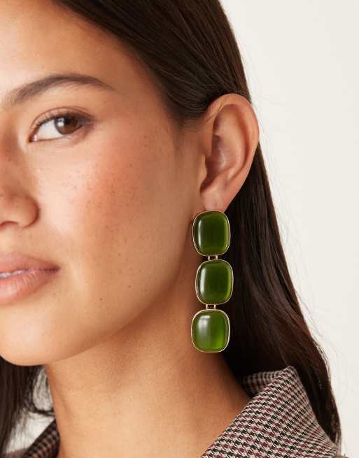 ASOS DESIGN – Kolczyki-wkrętki w kolorze złota z zawieszką z zielonym sztucznym kamieniem